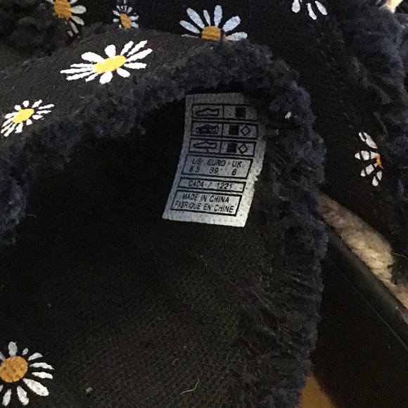 Woman’s Rocket Dog black fabric with daisies slip on sandal. Size 8.5. New! - Picture 5 of 6